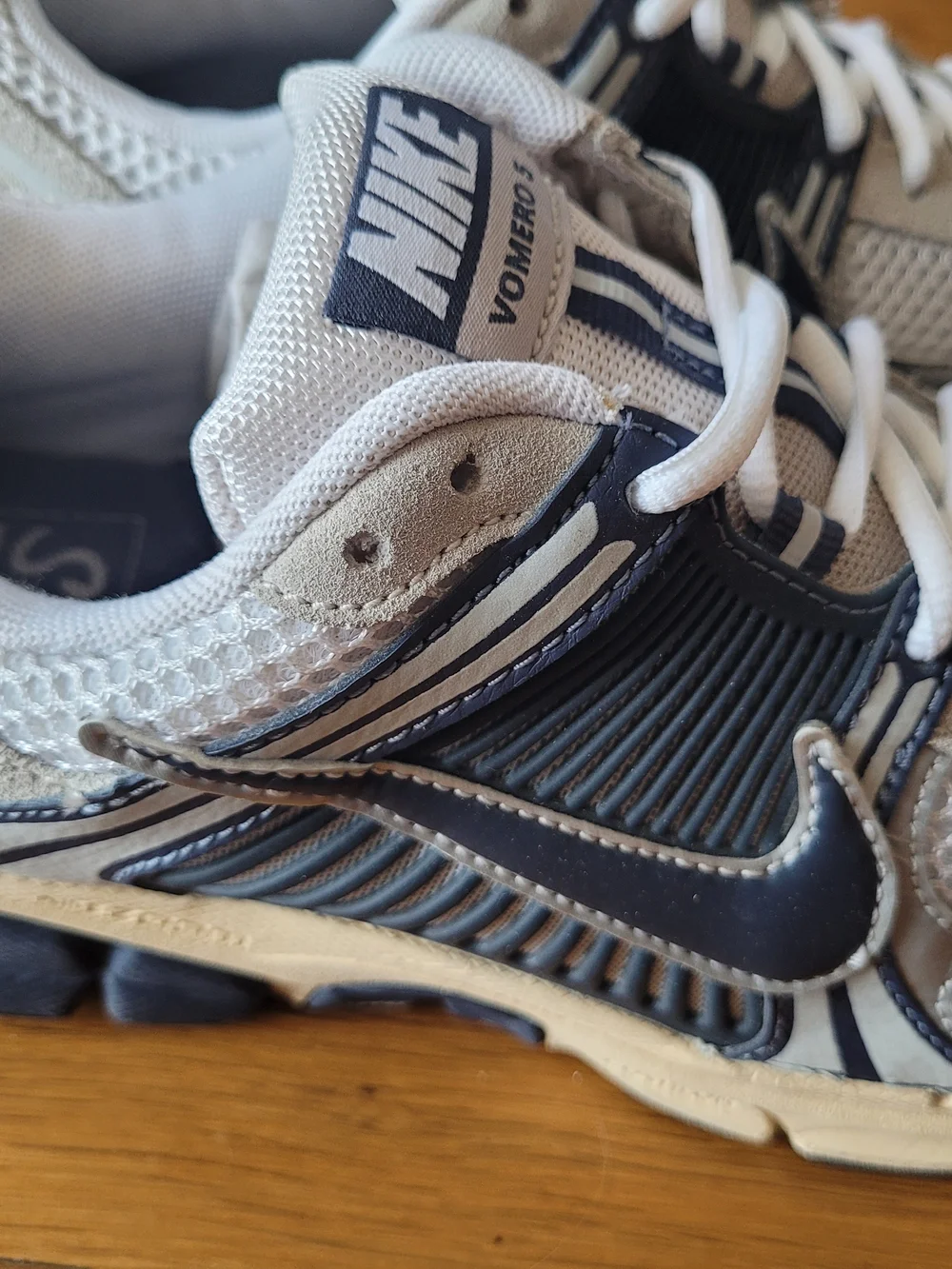 NIKE Vomero 5 Men’s Running Shoes Size 8.5 - White & Navy